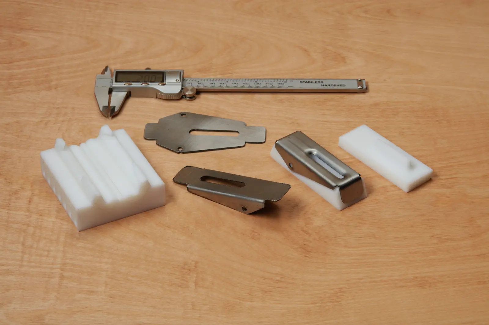 SLA 3D 列印模具與鈑金成形零件成果。